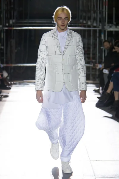 Look 16